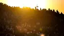 Ribuan umat muslim berkumpul di Bukit Jabal Rahmah saat mereka tiba di Arafah untuk menjalani wukuf di luar kota suci Mekah, Arab Saudi (30/8).  Bukit Jabal Rahma dikenal sebagai bukit kasih sayang. (AFP Photo / Ahmad Al-Rubaye)