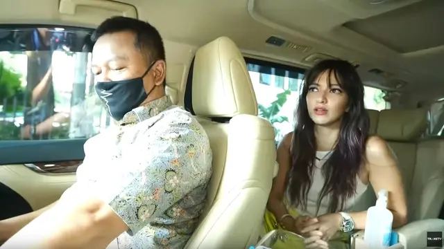 Nia Ramadhani dan supirnya Ivan (YouTube)