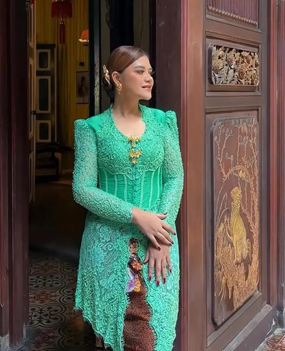 Kebaya Tosca untuk Penampilan Memukau, 4 Inspirasi dari Kahiyang Ayu hingga Tina Toon