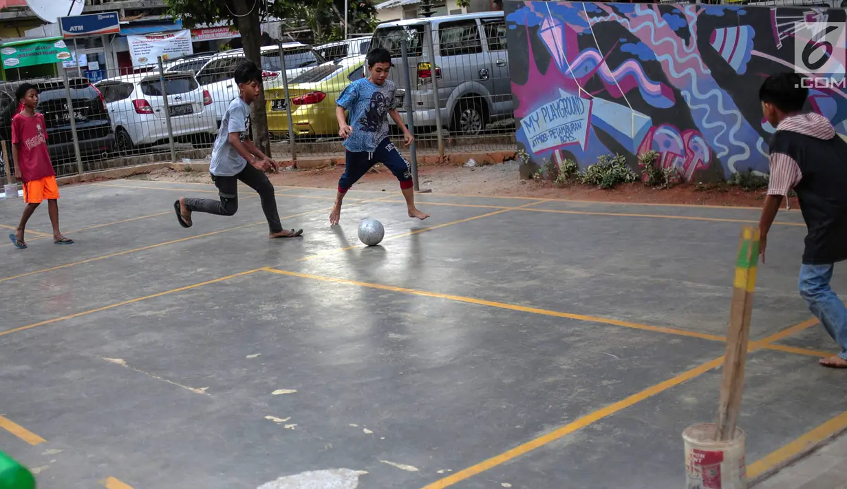 Anak-anak bermain bola di Ruang Publik Terbuka Ramah Anak (RPTRA) Rusun Petamburan, Jakarta, Selasa (9/10). Anggaran pembangunan RPTRA yang semula Rp 1,2 miliar kini dipangkas menjadi Rp1 miliar. (Liputan6.com/Faizal Fanani)