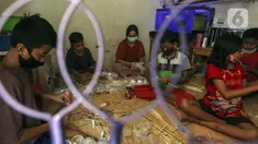 Anak-anak membuat serokan ikan cupang di rumah kontrakan Udin, Sukabumi Selatan, Jakarta Barat, Selasa (22/12/2020). Musim ikan cupang saat ini dimanfaatkan oleh Udin untuk membuat dan menjual serokan ikan seharga Rp 4.000. (Liputan6.com/Johan Tallo)