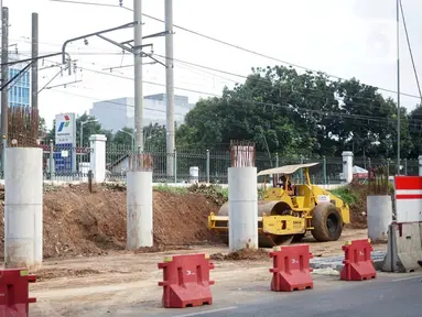 Pekerja menyelesaikan pembangunan Flyover Poltangan di kawasan Tanjung Barat, Jakarta, Rabu (29/1/2020). Pembangunan flyover ini menuai protes dari Aliansi Warga Pejaten Timur dan Tanjung Barat karena membuat warga harus memutar jauh jika pembangunan sudah rampung. (Liputan6.com/Immanuel Antonius)