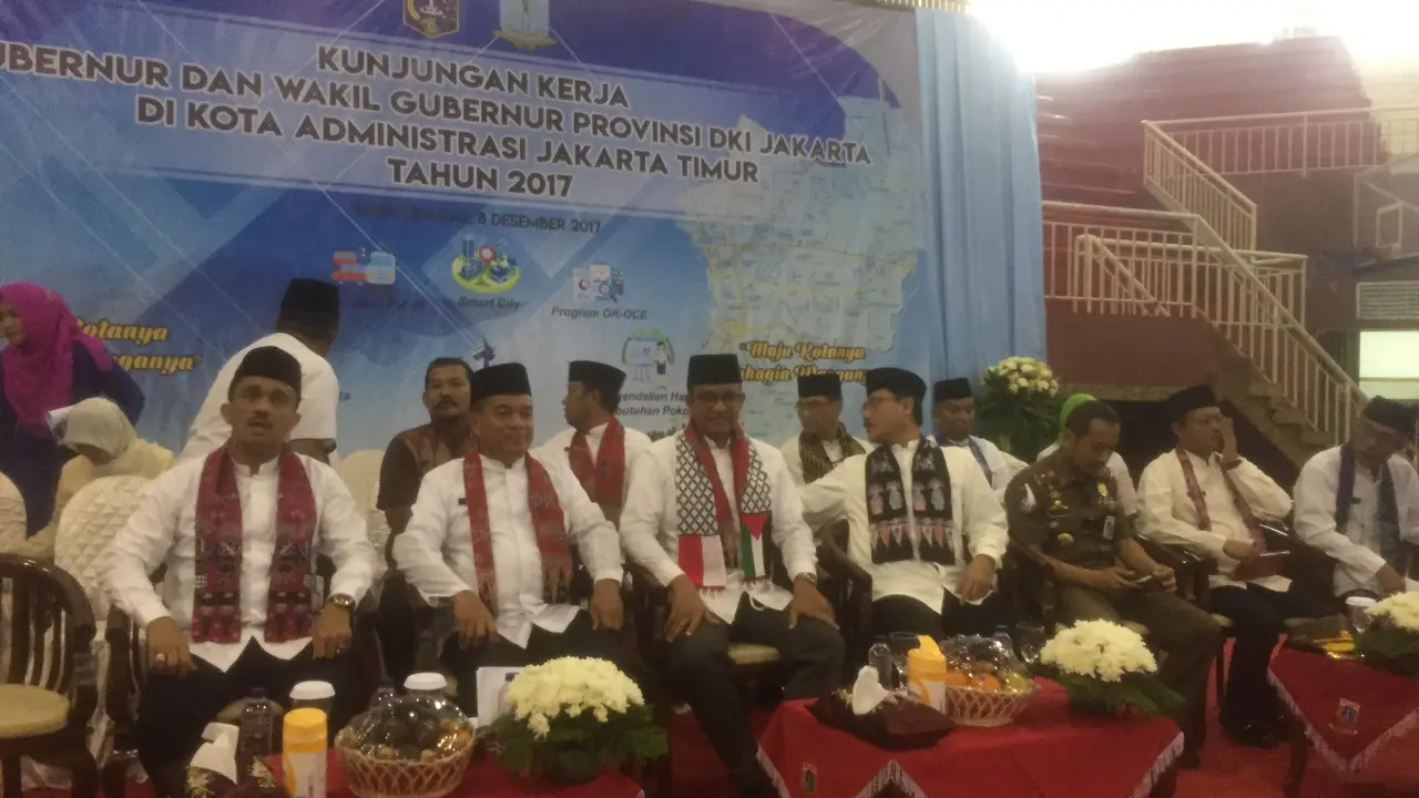 Anies Baswedan mengenakan selendang berbedera Palestina (Liputan6.com/Delvira Chaerani Hutabarat)