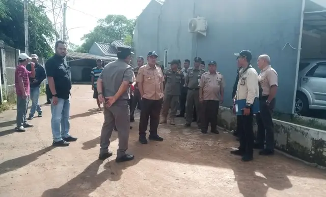 3. Wakil Wali Kota Depok Temui Warga yang Bersitegang soal Penutupan Akses Jalan