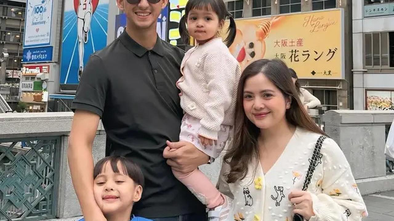 Gaya Sporty Feminin Taya Farasya Liburan Bareng Dua Toddler di Jepang, Tampil Kece dengan Tas Chanel
