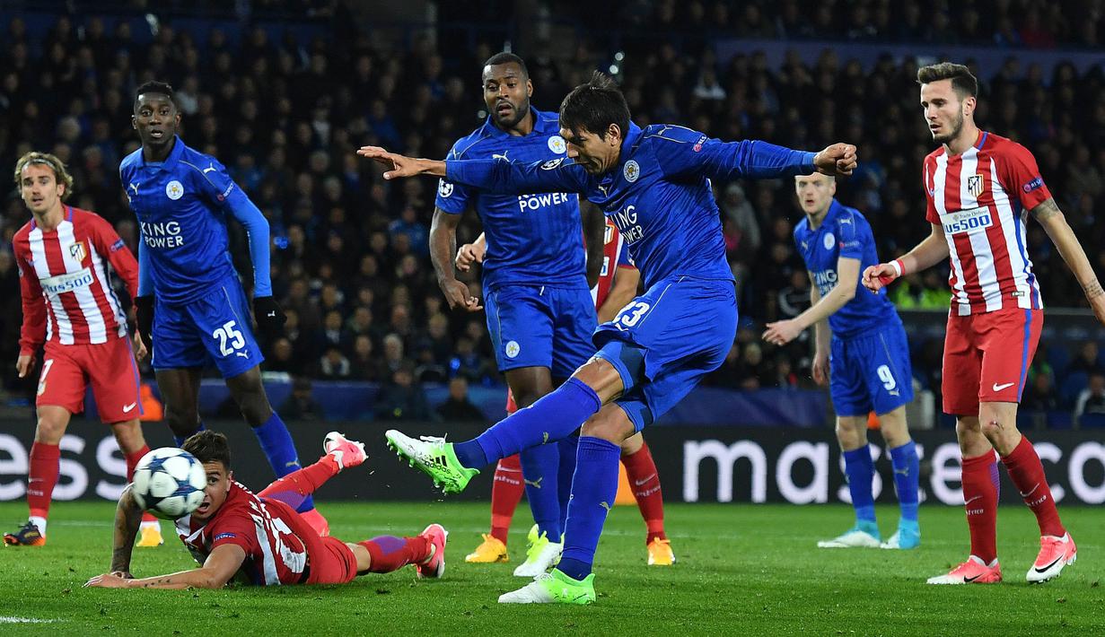 Striker Leicester, Leonardo Ulloa, berusaha membobol gawang Atletico Madrid pada laga leg kedua Liga Champions di Stadion King Power, Inggris, Selasa (18/4/2017). Meski imbang 1-1, Atletico lolos ke semifinal dengan agregat 2-1. (AFP/Ben Stansall)