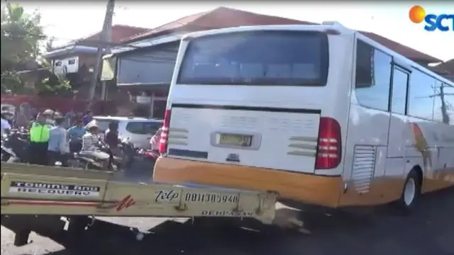 Diduga akibat rem blong sebuah bus pariwisata menabrak enam mobil dan dua sepeda motor di jalan Uluwatu, Badung, Bali, pada Jumat siang 13 April 2018.