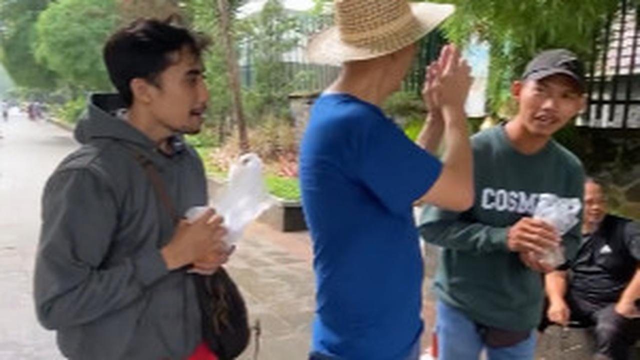Selain itu, Babah Alun juga terlihat beberapa kali memborong kuliner di sana.<br>