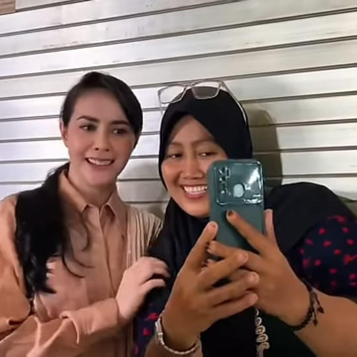 Potret Arumi Bachsin Blusukan ke Pasar Cari Makanan, Senyum Manis saat Diserbu Warga Buat Minta Foto