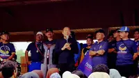 Saan Mustopa bersama warga Karawang merayakan HUT Partai Nasdem. (Liputan6.com/Taufiqurrohman)