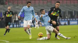 Lautaro Martinez sebenarnya mampu menjebol gawang Lazio pada menit ke-17 usai menerima umpan Alexis Sanchez, namun dianulir VAR karena terlebih dahulu terperangkap offside. (AP/Antonio Calanni)