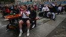 Suporter Inggris bersorak saat menyaksikan pertandingan putaran 16 besar Euro 2020 antara Inggris dan Jerman dari zona penggemar di Trafalgar Square, London, Inggris, Selasa (29/6/2021). Inggris menang 2-0. (AP Photo/Matt Dunham)