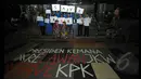 Guru kembar dan para siswanya saat menunjukkan aksi dukungan kepada KPK. Tampak sebuah tulisan #save KPK di depan jalan gedung KPK, Jakarta, Senin (26/1/2015). (Liputan6.com/Herman Zakharia)