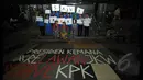 Guru kembar dan para siswanya saat menunjukkan aksi dukungan kepada KPK. Tampak sebuah tulisan #save KPK di depan jalan gedung KPK, Jakarta, Senin (26/1/2015). (Liputan6.com/Herman Zakharia)