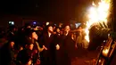 Sejumlah warga Yahudi Ultra-Ortodoks menambahkan kayu bakar pada api unggun selama perayaan hari libur Yahudi Lag Ba-Omer di Shearim, Yerusalem, (25/5). Hari libur Yahudi ini terjadi pada hari ke-18 dari bulan Ibrani dari Iyar. (REUTERS/Ronen Zvulun)