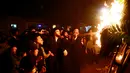 Sejumlah warga Yahudi Ultra-Ortodoks menambahkan kayu bakar pada api unggun selama perayaan hari libur Yahudi Lag Ba-Omer di Shearim, Yerusalem, (25/5). Hari libur Yahudi ini terjadi pada hari ke-18 dari bulan Ibrani dari Iyar. (REUTERS/Ronen Zvulun)