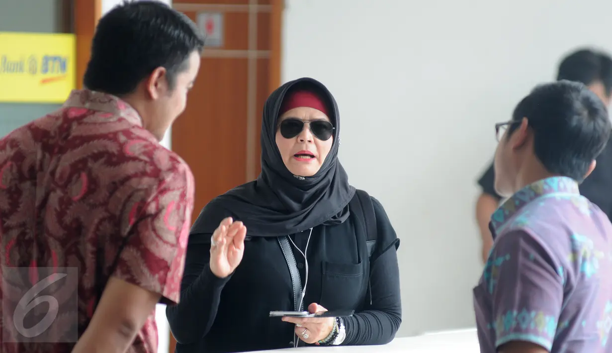 Istri Iwan fals Rosanna (tengah) melakukan diskusi saat menghadiri Sidang  kasus wanprestasi yang dilayangkan manajemen Iwan Fals kepada terhadap PT Airo Swadaya Stupa di Pengadilan Negeri (PN) Jakarta, Kamis (7/1). (Liputan6.com/Herman Zakharia)