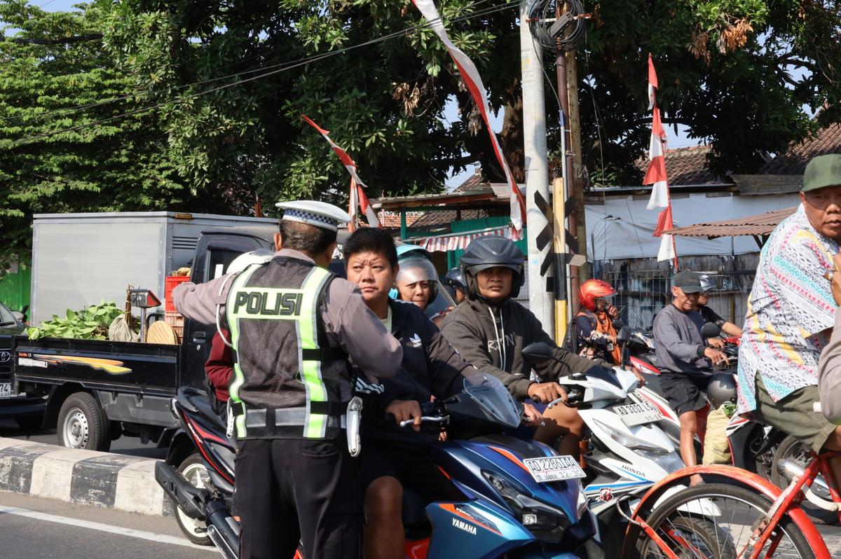 Petugas KAI dan polisi sidak perlintasan sebidang usai KA Malabar kecelakaan di Klaten.
