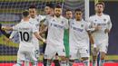 Para pemain Leeds United merayakan gol yang dibuat gelandang Mateusz Klich (tengah), ke gawang West Ham United dalam laga lanjutan Liga Inggris 2020/21 pekan ke-12 di Elland Road Stadium, Leeds, Jumat (11/12/2020). Leeds United kalah 1-2 dari West Ham United (AFP/Gareth Copley/Pool)