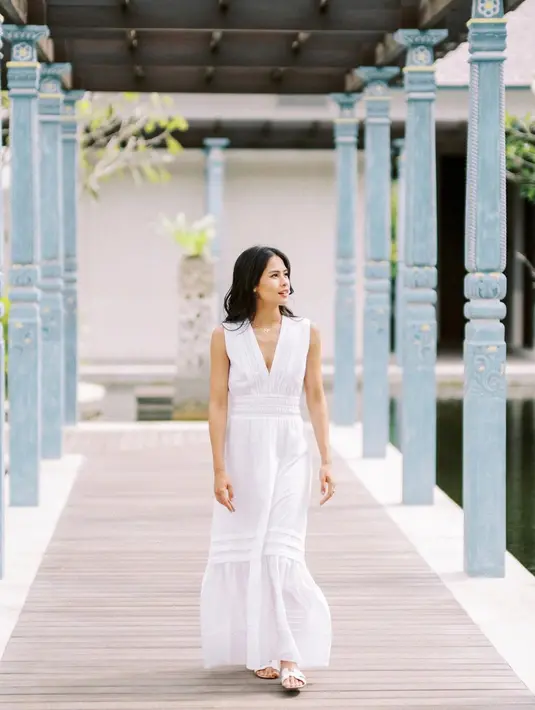 Berjalan menyusuri lorong, pemain film Perahu Kertas ini begitu menawan. Meski tanpa aksesoris dan membiarkan rambutnya terurai, Maudy Ayunda memancarkan pesona cantiknya.(Liputan6.com/IG/@maudyayunda)