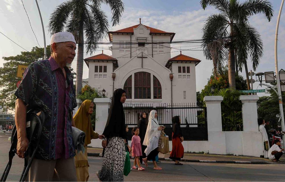 FOTO: Shalat Idul Adha di Depan Gereja Koinonia, Simbol Toleransi Umat Beragama
