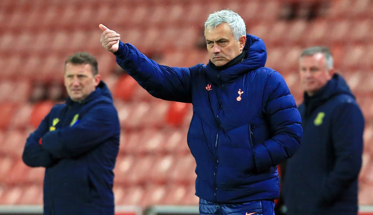 Manajer Tottenham Hotspur, Jose Mourinho, memberi instruksi kepada pemainnya dalam laga perempatfinal Piala Liga Inggris Carabao Cup melawan Stoke City di Bet365 Stadium, Rabu (23/12/2020). Tottenham menang 3-1 atas Stoke. (AFP/Lindsey Parnaby)