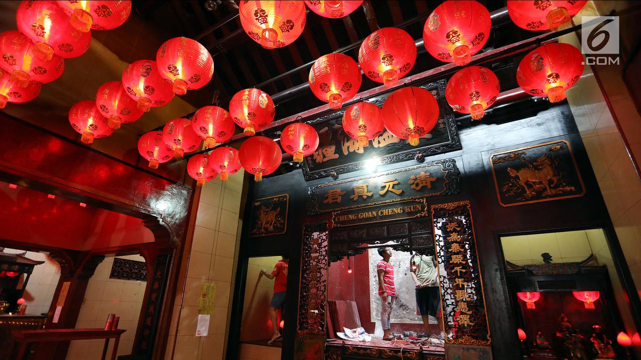 Jelang Imlek, Pengurus dan Warga Sibuk Bersih-Bersih Kelenteng Toasebio Glodok