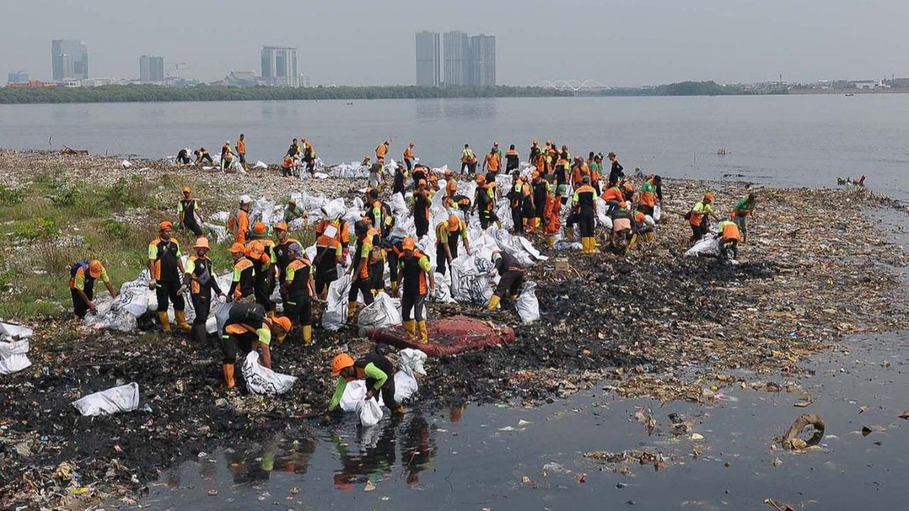 Tumpukan sampah yang terhampar di kawasan Hutan Mangrove Muara Angke, Penjaringan, Jakarta Utara, baru-baru ini viral di media sosial. Sampah-sampah itu tersebar sampai membentuk daratan di bibir pantai.