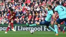 Pemain Liverpool Roberto Firmino melakukan tendangan yang akhirnya membuahkan gol ketiga untuk timnya saat melawan Bournemouth pada pertandingan Liga Inggris di Anfield, Liverpool (14/4). (Anthony Devlin/PA via AP)