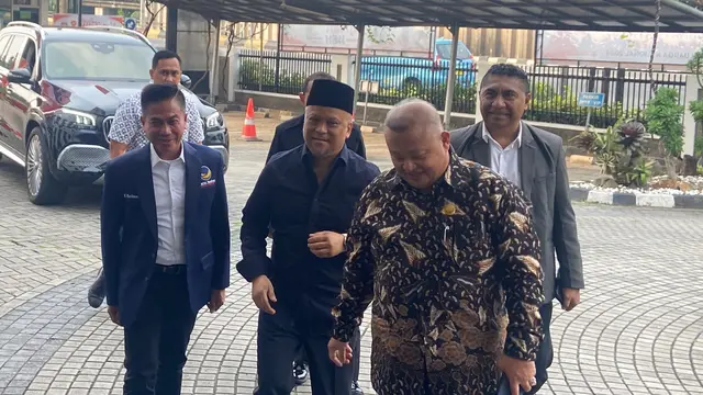 Bakal calon gubernur Jawa Barat yang diusung Partai NasDem, Ilham Habibie menyambangi Kantor DPP PKS Jalan TB Simatupang, Jakarta Selatan, Kamis (18/7/2024).