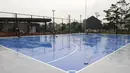 Pekerja sedang merapikan lapangan futsal di Proyek pembangunan alun-alun kota Depok, Jawa Barat, Rabu (9/1). Proyek pembangunan alun-alun kota Depok memiliki area jenis olahraga dan fasilitas lainya. (Liputan6.com/Herman Zakharia)