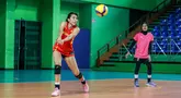 Pemain tim Indonesia All Star, Yolla Yuliana berusaha mengembalikan bola saat berlatih jelang laga Fun Volleyball 2024 melawan Red Sparks di GOR Bulungan, Jakarta Selatan, Jumat (19/04/2024). (Bola.com/Bagaskara Lazuardi)