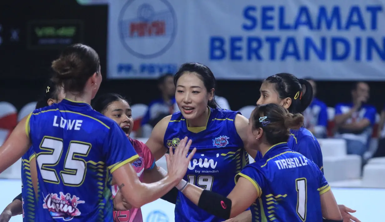 <p>Selebrasi para pemain Jakarta Livin Mandiri, Liu Yan Han (tengah) dkk setelah mencetak angka saat menghadapi Jakarta Pertamina Enduro pada laga seri ketiga putaran kedua PLN Mobile Proliga 2024 di GOR Ken Arok, Malang, Minggu (16/6/2024). Jakarta Livin Mandiri kalah 0-3 (19-25, 20-25, 18-25). (Dok. PBVSI)</p>