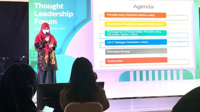 Dokter spesialis mikrobiologi klinik dari Perhimpunan Pengendalian Infeksi Indonesia (PERDALIN) Cahyarini Dwiatmo (tengah) dalam Signify Thought Leadership Forum di Jakarta, Selasa (25/10/2022).