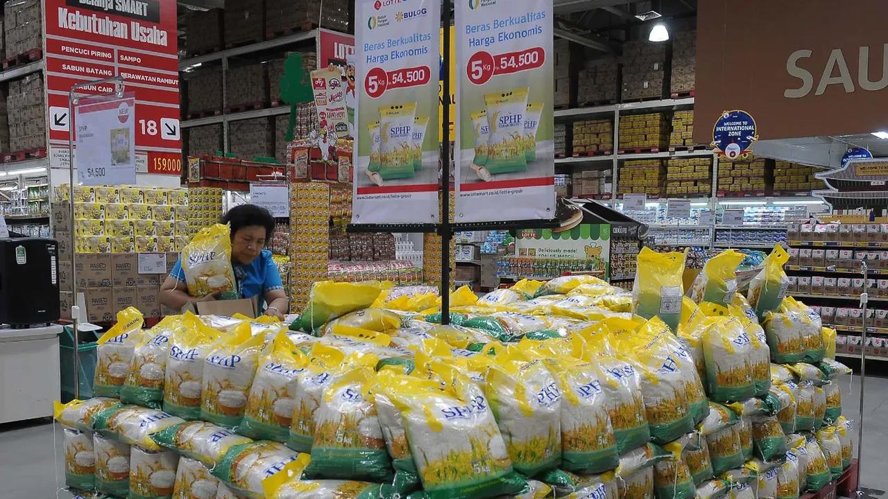 Dia mengatakan, pembatasan di toko ritel ini akan bergantung pada besaran Cadangan Beras Pemerintah (CBP).