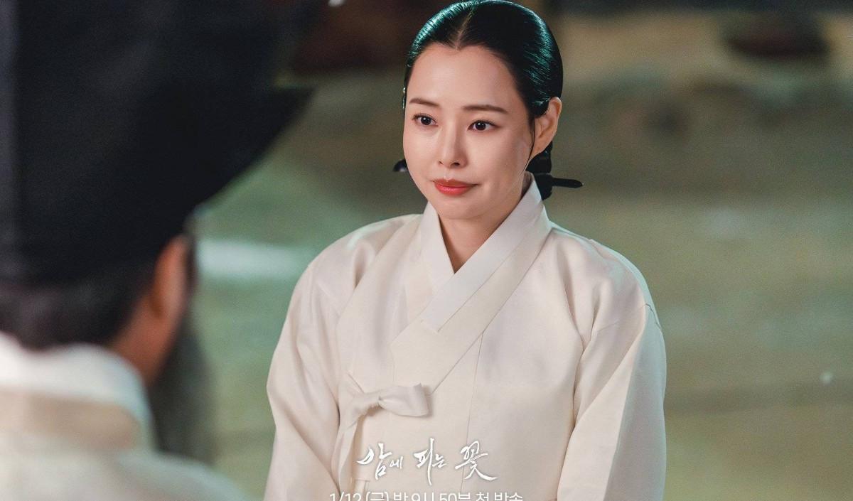 Kisah Jo Yeo Hwa: Janda di Siang Hari, Pahlawan Bertopeng di Malam Hari