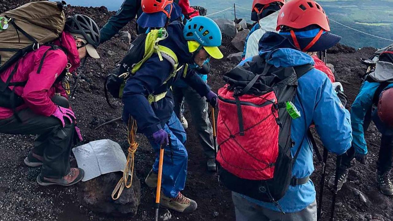 FOTO: Melawan Batas Usia,  Kakek 102 Tahun Pecahkan Rekor Pendaki Tertua  Gunung Fuji