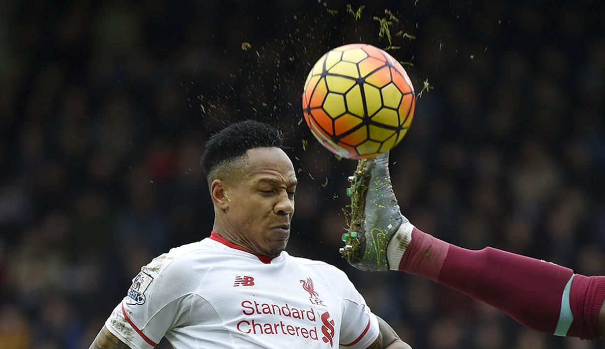 Bek sayap Liverpool, Nathaniel Clyne, mencoba merebut bola dari pemain West Ham pada laga Liga Premier Inggris. Kemenangan itu membuat The Hammers naik ke posisi 5 klasemen sementara. (Reuters/Toby Melville)