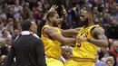 Ekspresi kemenangan para pemain Cleveland Cavaliers usai mengalahkan Milwaukee Bucks 114-108  pada laga NBA di BMO Harris Bradley Center, (20/12/2016).  (AP/Morry Gash) 