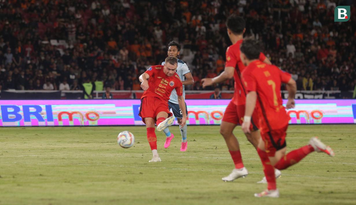 Pemain Persija Jakarta, Maciej Gajos, mencetak gol ke gawang Persita Tangerang pada laga pekan ke-21 BRI Liga 1 di Stadion Utama Gelora Bung Karno (SUGBK), Jakarta Pusat, Minggu (3/12/2023). (Bola.com/M Iqbal Ichsan)