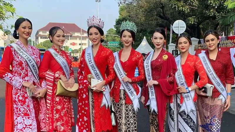 Parade Busana Kebaya Merah dari Puteri Indonesia, Reisha Brotoasmoro, hingga Franka Makarim