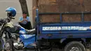 Seorang pekerja menanti waktu pembongkaran sampah di Tempat Pembuangan Sampah Sementara Kalibata, Jakarta, Rabu (4/11/2015). Sejak Senin (2/11) lalu, sampah-sampah yang ada di TPSS Kalibata belum sepenuhnya terangkut. (Liputan6.com/Helmi Fithriansyah)