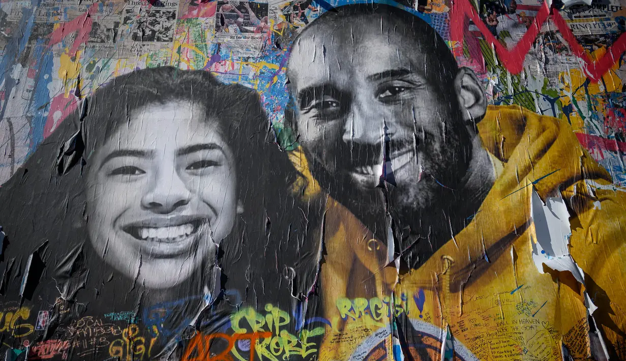 Lukisan mural bintang LA Lakers, Kobe Bryant bersama putrinya, Gianna karya seniman Mr. Brainwash terpampang di jalanan Los Angeles, California, Selasa (26/1/2021). Lukisan dibuat untuk mengenang 1 tahun tragedi kecelakaan helikopter yang menewaskan keduanya. (Getty Images via AFP/Emma McIntyre)