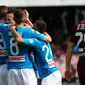 Gelandang Napoli Marek Hamsik merayakan gol bersama rekannya saat melawan Torino dalam pertandingan Liga Italia di San Paolo Comunal Stadium (6/5). (Cesare Abbate / ANSA via AP)