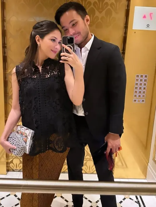 Satu lagi, potret gemas Jessica Mila. Kali ini, ia mirror selfie bersama sang suami dibalut kebaya hitam tanpa lengan dan kain batik sebagai rok. [Foto: Instagram/jesicamila03]