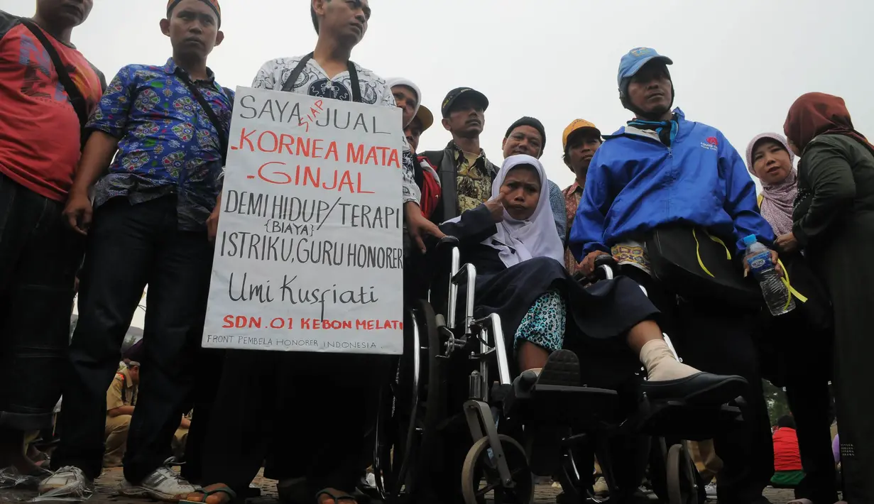 Seorang pengunjuk rasa terlihat mengalungkan sebuah papan pada dirinya yang rela menjual kornea dan ginjal demi pengobatan istrinya (Liputan6.com/Herman Zakharia).