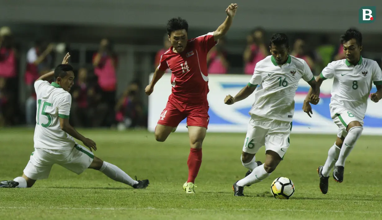 Pemain Korea Utara, Kim Kum Chol, saat melawan Indonesia pada laga PSSI Anniversary Cup 2018 di Stadion Pakansari, Senin (30/4/2018). Skor berakhir imbang 0-0. (Bola.com/M Iqbal Ichsan)