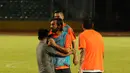 Gelandang Juventus, Andrea Pirlo, tidak bereaksi saat dipeluk salah satu penggemarnya di Stadion GBK, Jakarta, (5/8/2014). (Liputan6.com/Helmi Fithriansyah)  