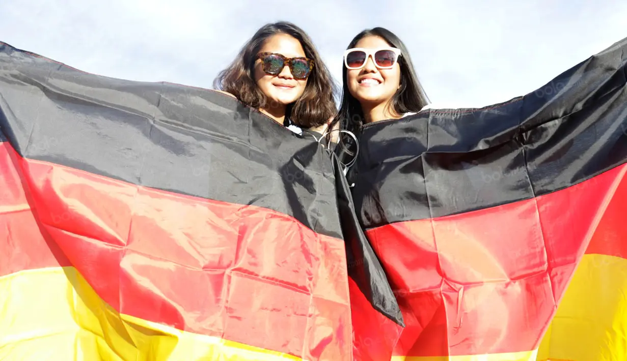 Dua mahasiswi Indonesia, Tiffani Datudara Bari dan Gabrielle Putri (kiri), turut menjadi pendukung Jerman saat nonton bareng Piala Eropa di Paris, Prancis, Minggu (26/6/2016). (Bola.com/Vitalis Yogi Trisna)
