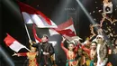 Atta Halilintar mengibarkan bendera merah putih saat featuring Masgib berkolaborasi dengan hentakan drum dari Ikmal Tobing selama YouTube FanFest 2019 di JIExpo Kemayoran, Jakarta, Jumat (29/11/2019). (Fimela.com/Bambang E.Ros)